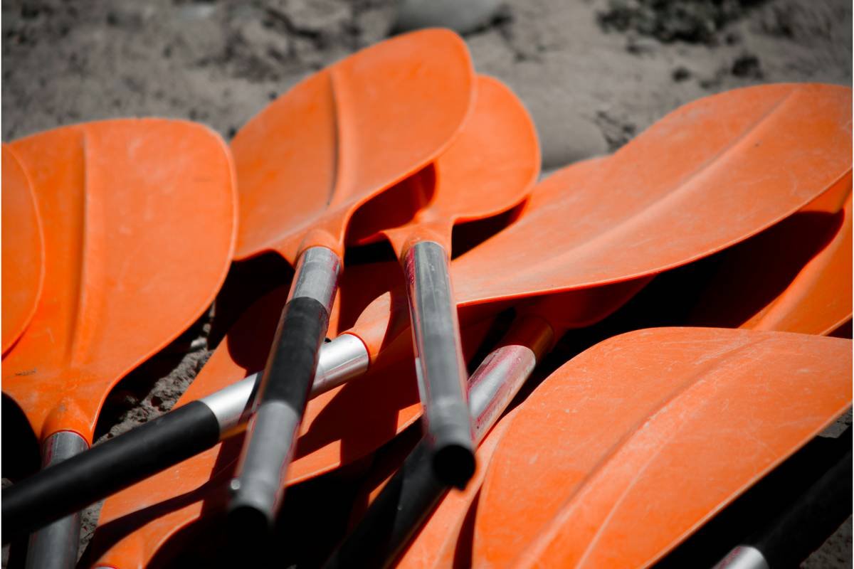 Diagram showing common kayak paddle stress points: blade tips, shaft near grip, and ferrule joint