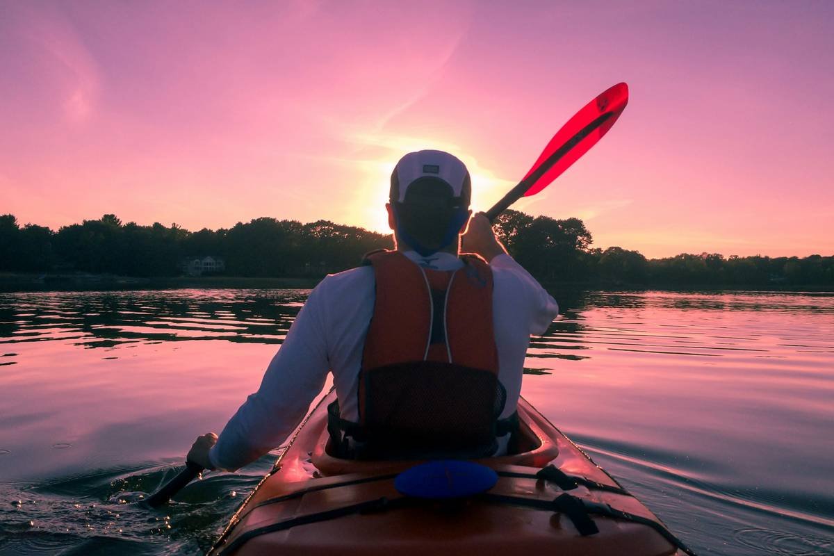 Bar chart comparing average kayak rental insurance cost ($8/day) vs. average repair bill ($620) across 10 U.S. outfitters