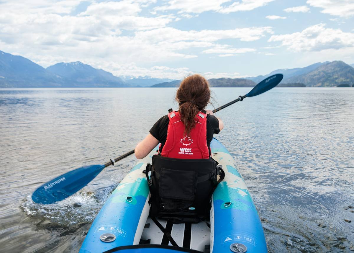 Bar chart showing average kayak repair costs: minor scratch $75, cracked hull $400-$1,200, total replacement $1,200+