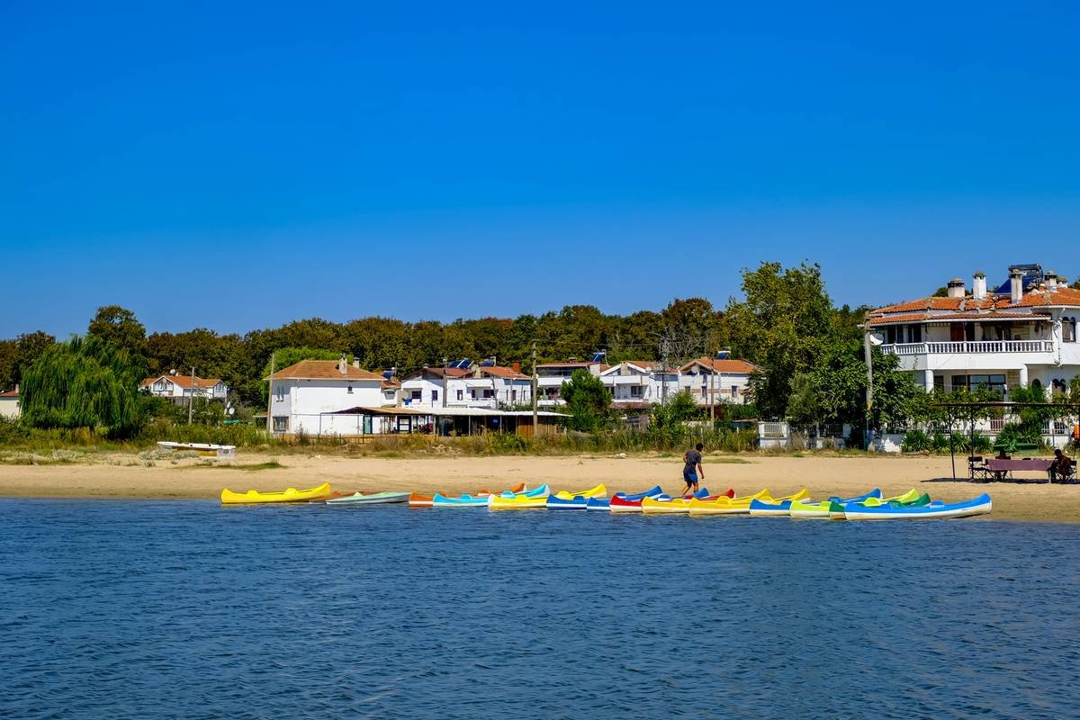 How to Score Real Kayak Rental Discounts (Without Getting Soaked by Hidden Fees)