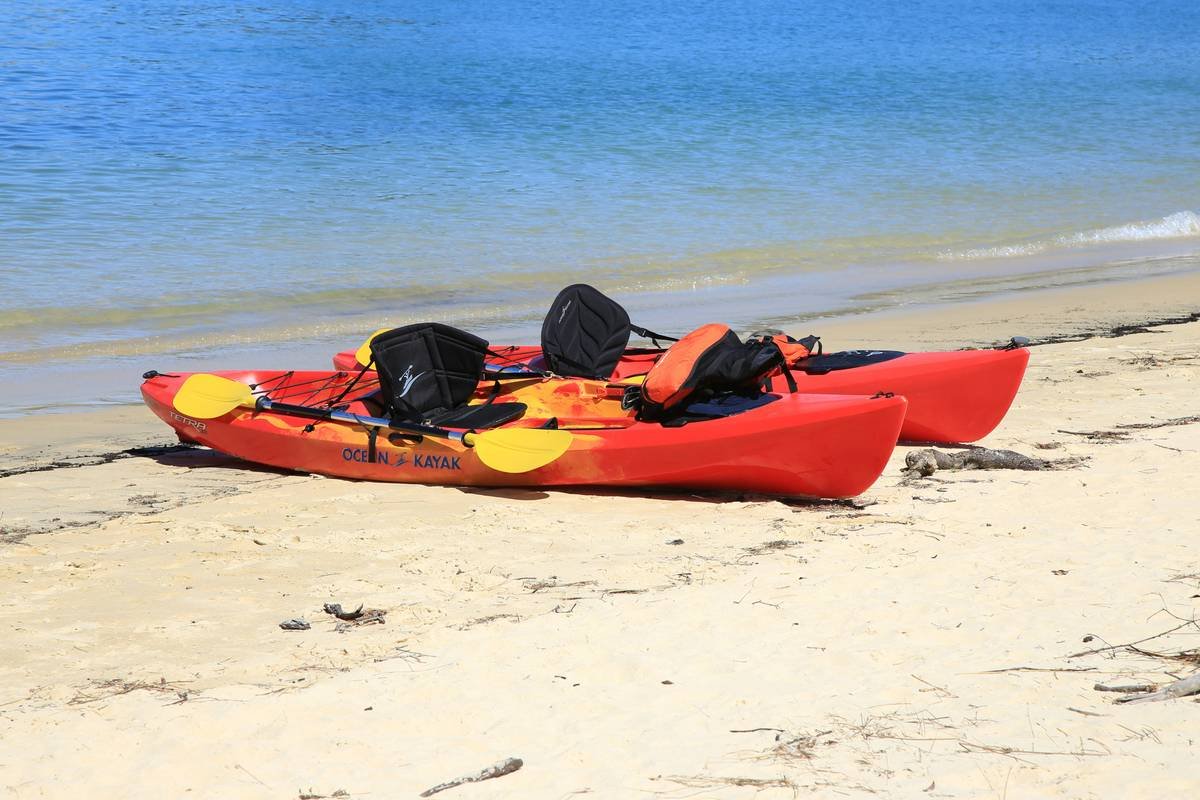 Infographic showing insurance coverage gaps when renting out a kayak: homeowner's policy excludes commercial use, standard boat insurance voids during rentals, specialized peer-to-peer watercraft insurance covers liability and damage