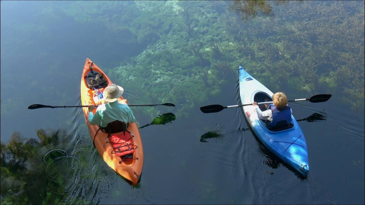 Infographic showing top 5 liability risks for kayak rental businesses: customer injury, property damage, drowning incidents, equipment damage, and third-party lawsuits.