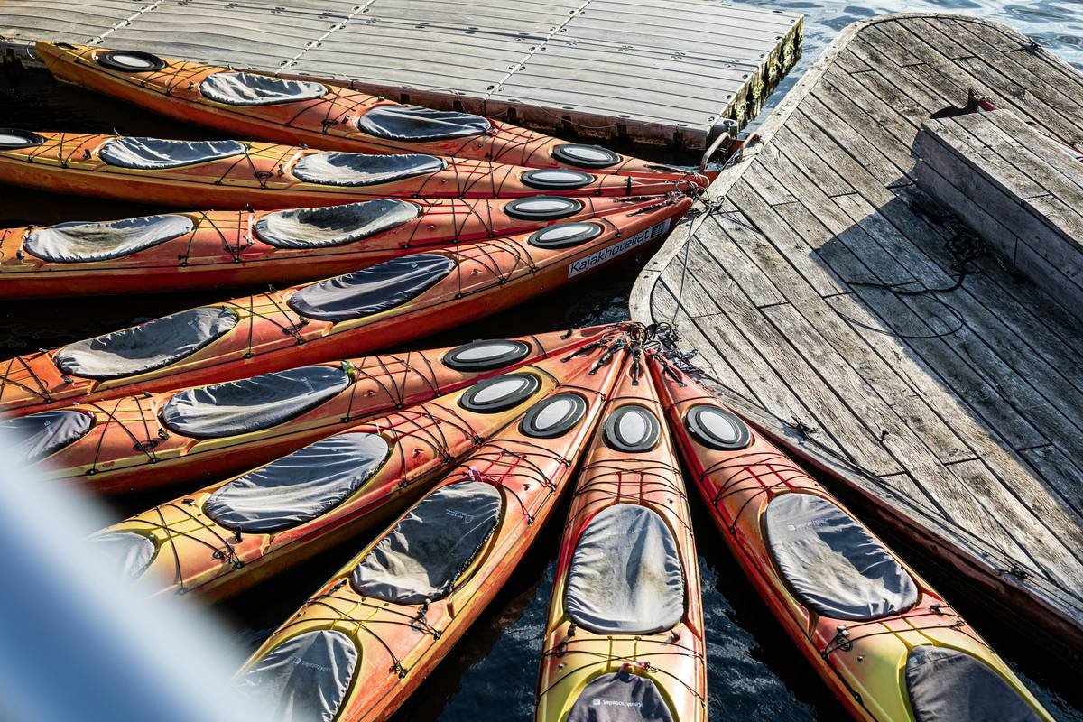Infographic showing what standard marine insurance covers vs. what Kayak Maintenance Coverage includes: standard excludes wear/tear, UV damage, minor impacts; maintenance coverage includes all three plus component failure
