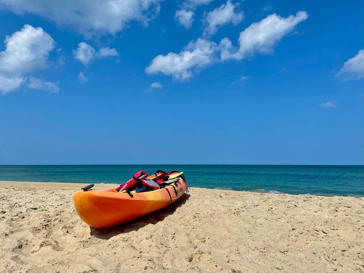Bar chart showing 68% of inflatable kayak rental damage occurs in first 30 minutes due to beach landings, dragging, or sharp debris