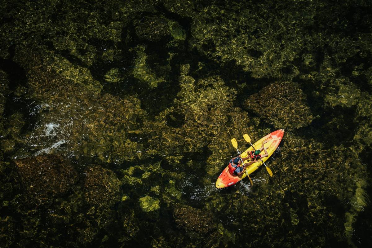 Infographic showing 68% of kayak rental businesses lack proper watercraft liability insurance, with pie chart and risk scenarios