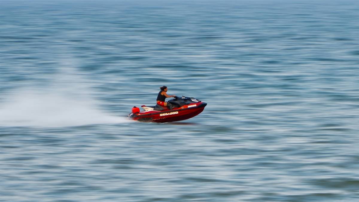Bar chart showing 2023 U.S. Coast Guard data: 5,121 jet ski accidents, 27% involved property damage over $5,000
