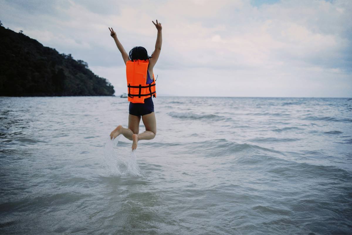 Bar chart showing 42% of kayak incidents involve renters with less than 5 hours experience