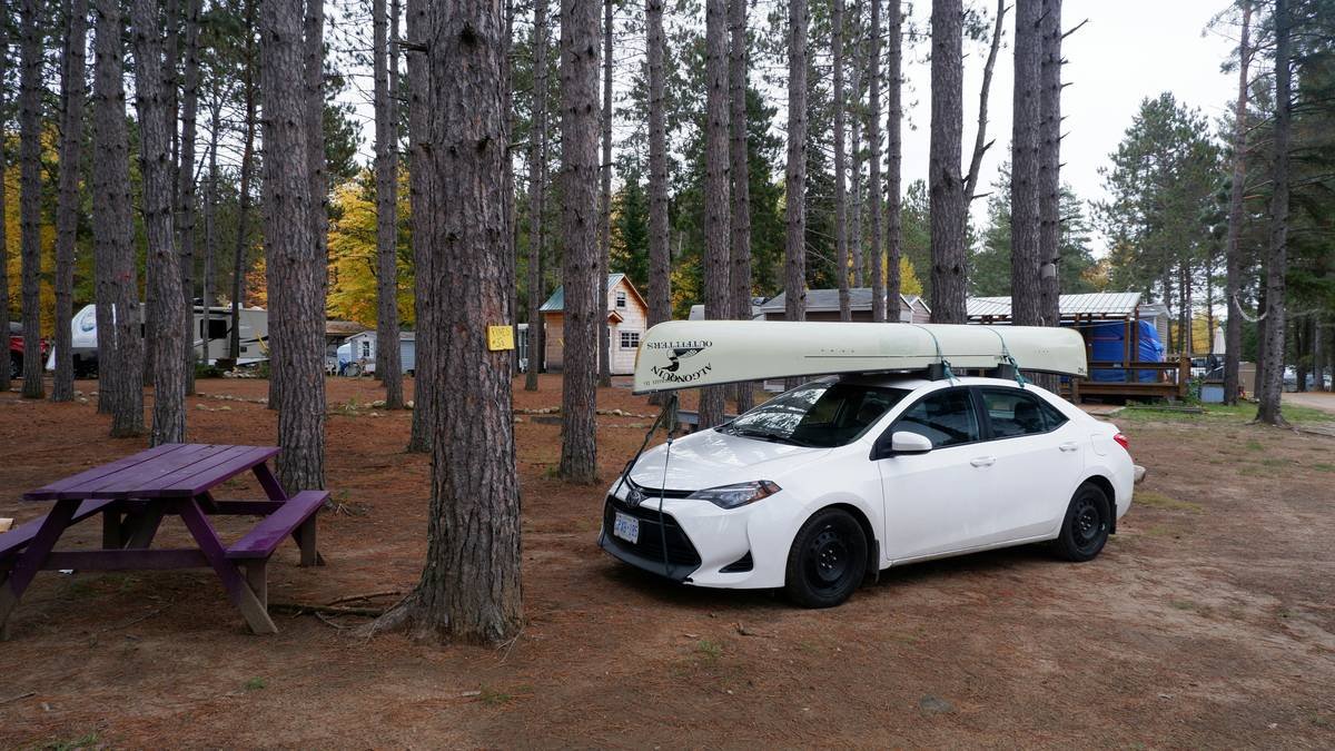 kayak rental cars being loaded onto an insured SUV with roof racks